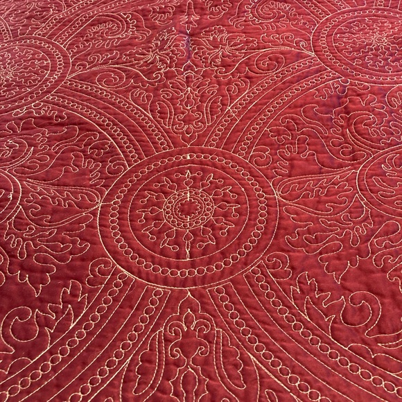 Queen size red & cream bed spread w/ 2 pillow shams and 4 throw pillows - Picture 6 of 6